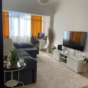 An Elegant & Cozy Apartamento
